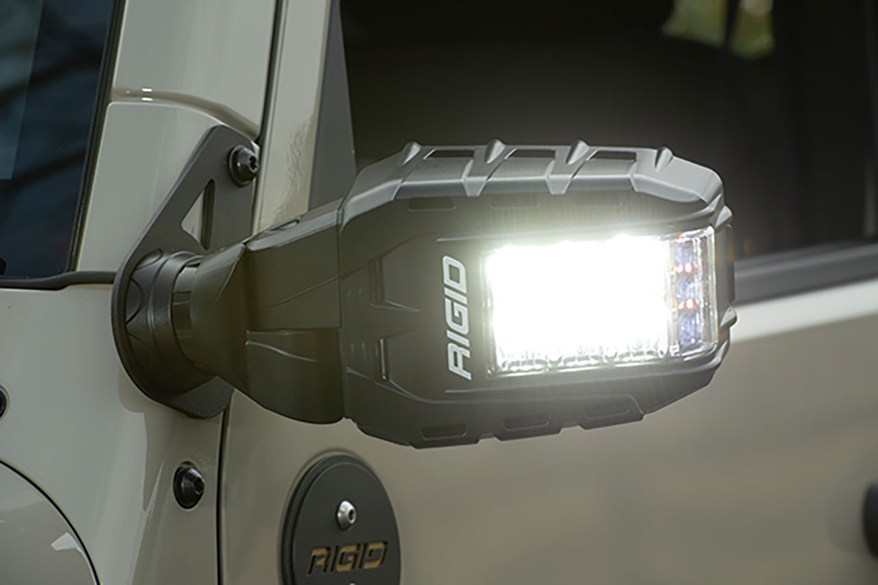 強力な光を放つミラーが、夜の闇を切り裂く
ミラーはRigid Industories Reflectsを採用。ミラーボディに高輝度LEDを仕込んでおり、あらゆる状況下で路面をしっかりと照らし出す。もちろん発光のパターンもコントロールすることができる。