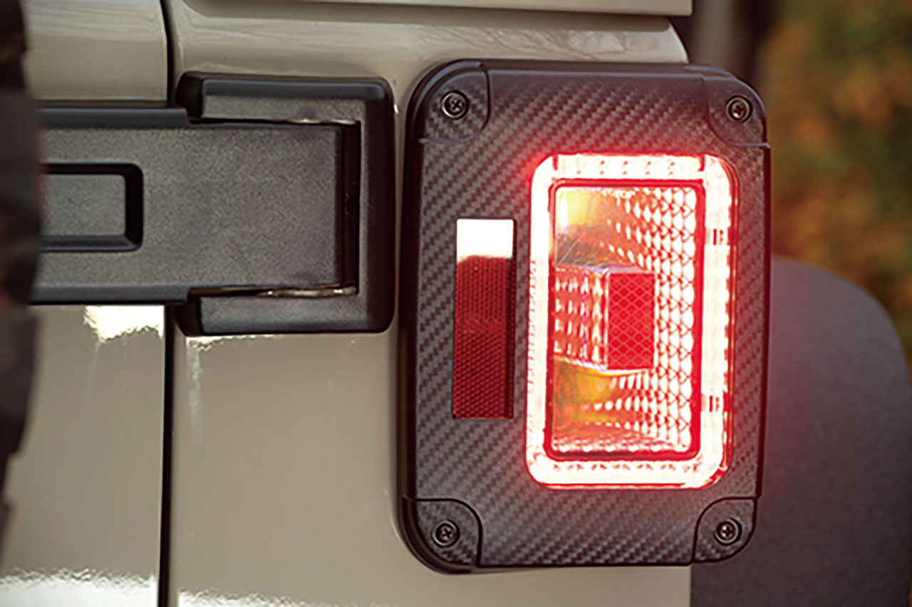 カーボントリムのLEDテールランプ(Morimoto XB)。点灯時には独特の表情を見せ、視認性も高い。