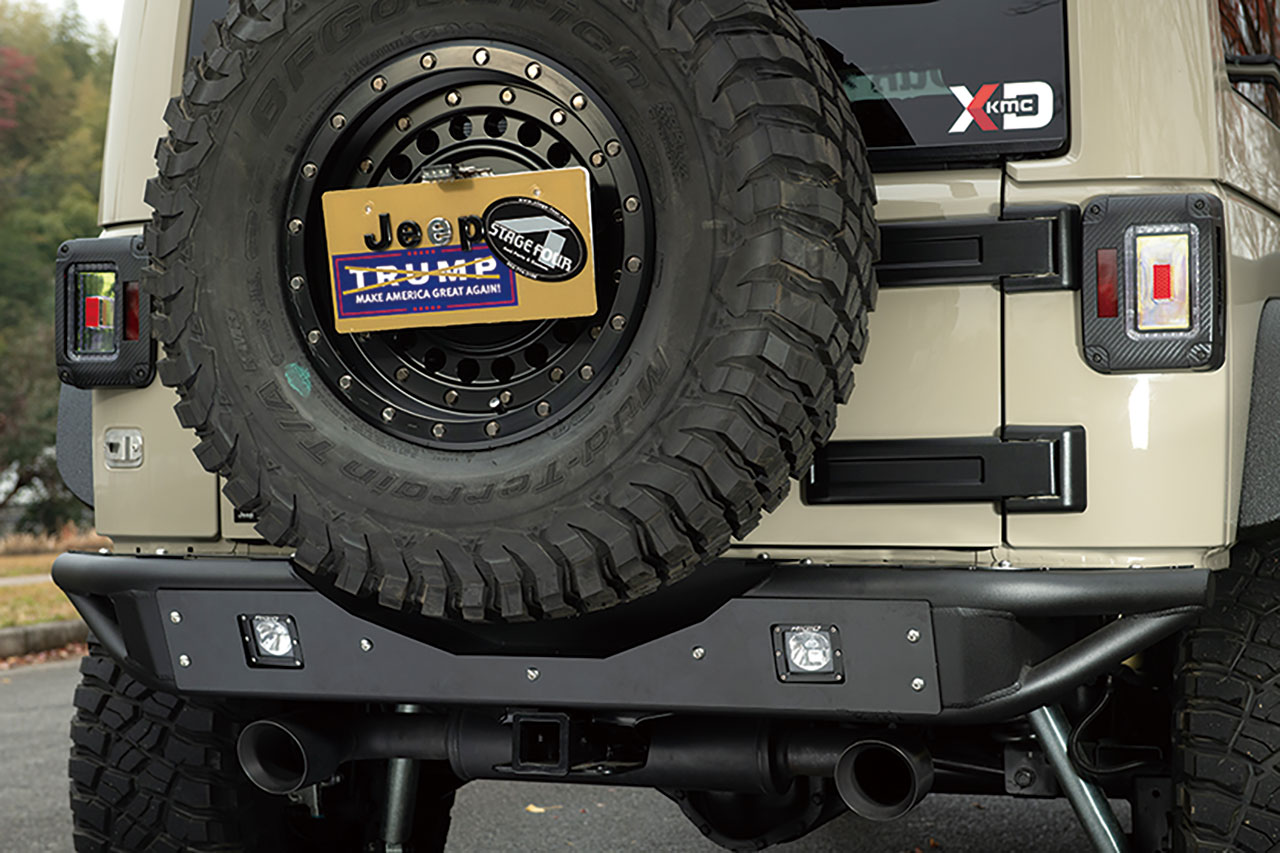 リアバンパーはパイプとプレートで構成されるスタイリッシュなデザインのADD OffroadのVenomに変更されている。
