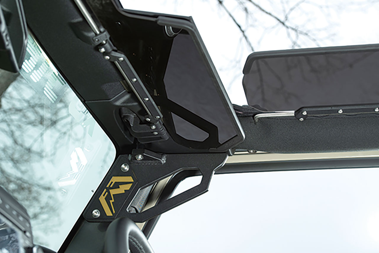 ルーフはBestopのサンライダー。JEEPらしい開放的をぞんぶんに味わえる。開閉もイージーに行える。Teraflex Axisサンバイザーシステムを導入。あらゆる状況下で適切な遮光性を発揮する。スチールプレートを切り出した個性的なグラブバーはFab Fours。シフトノブなど、操作系にも抜かりはない。B&Wマグナムグリップシフトノブ、B&Mローズウッドシフトハンドルカバーによって、操作性の向上とともに、室内空間に高級感をも演出している。
